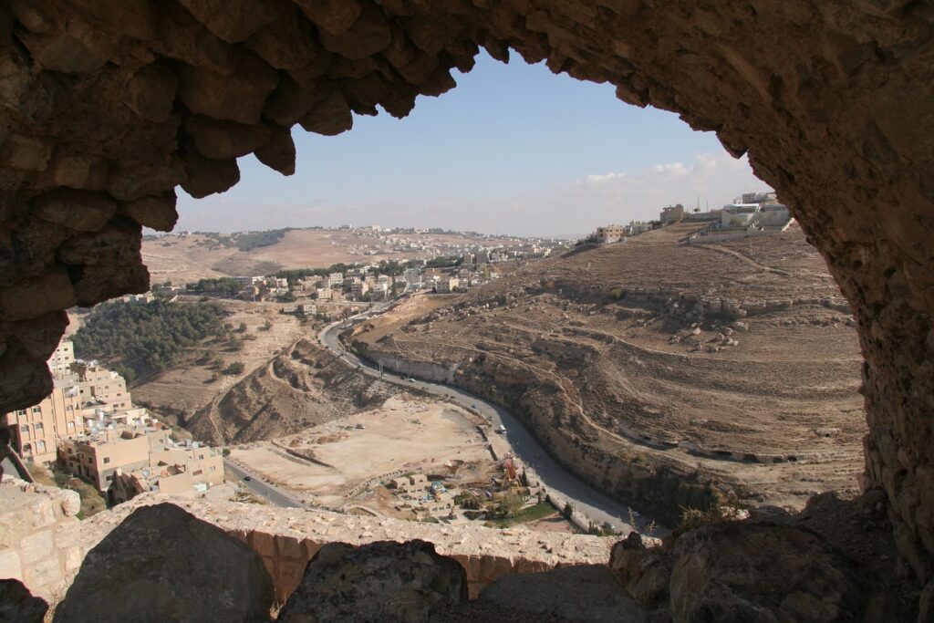 Paysage en Jordanie avec des reliefs de pierre vu à travers une fenêtre de pierre grise