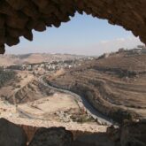 Paysage en Jordanie avec des reliefs de pierre vu à travers une fenêtre de pierre grise