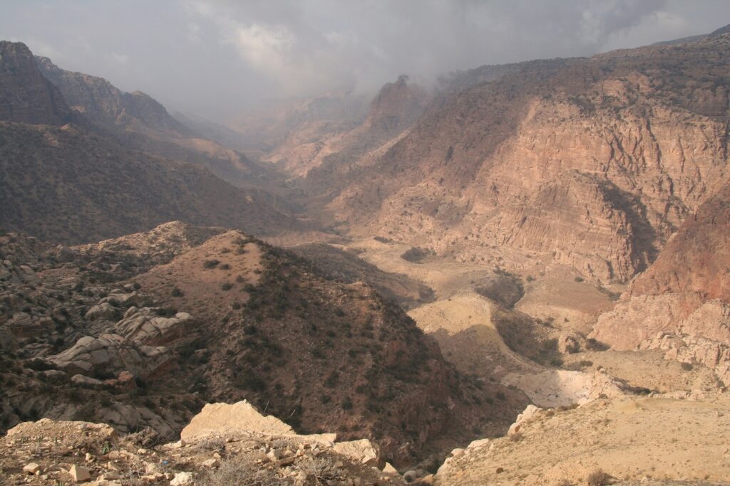 Paysage avec une vue prise de haut sur des vallées désertiques en Jordanie, avec de nombreuses couleurs éclairées par le soleil d'été