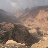 Paysage avec une vue prise de haut sur des vallées désertiques en Jordanie, avec de nombreuses couleurs éclairées par le soleil d'été