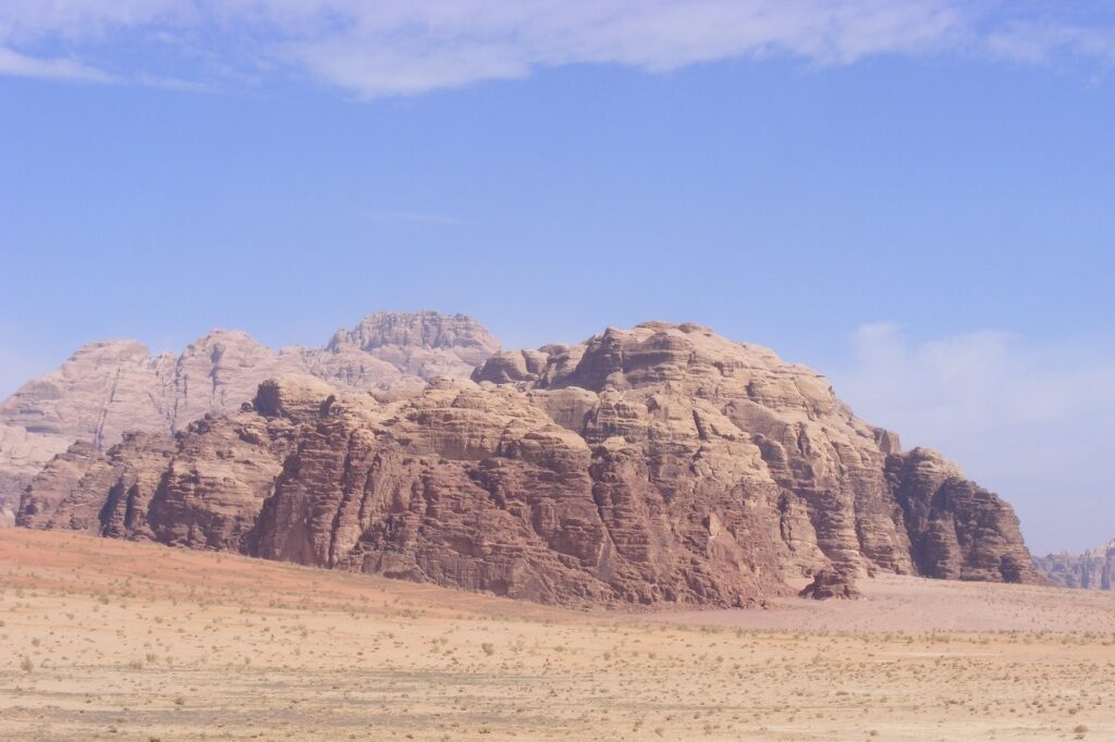 Paysage du désert de Jordanie avec un sommet en fond