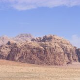 Paysage du désert de Jordanie avec un sommet en fond
