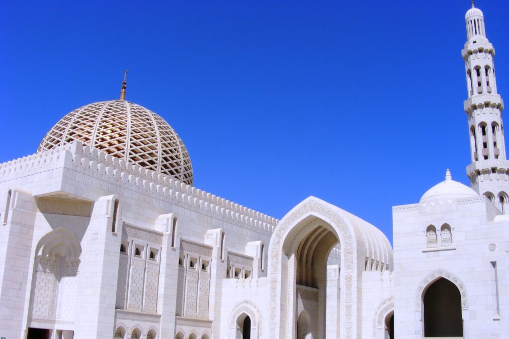 Paysage de monuments blancs à Oman très typique de l'endroit