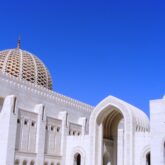 Paysage de monuments blancs à Oman très typique de l'endroit