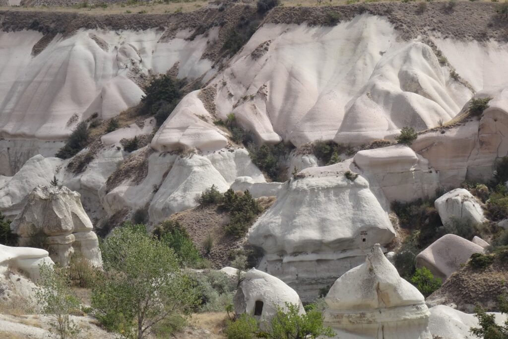 Paysage de reliefs caractéristiques en pierre de la Cappadoce en Turquie