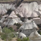 Paysage de reliefs caractéristiques en pierre de la Cappadoce en Turquie