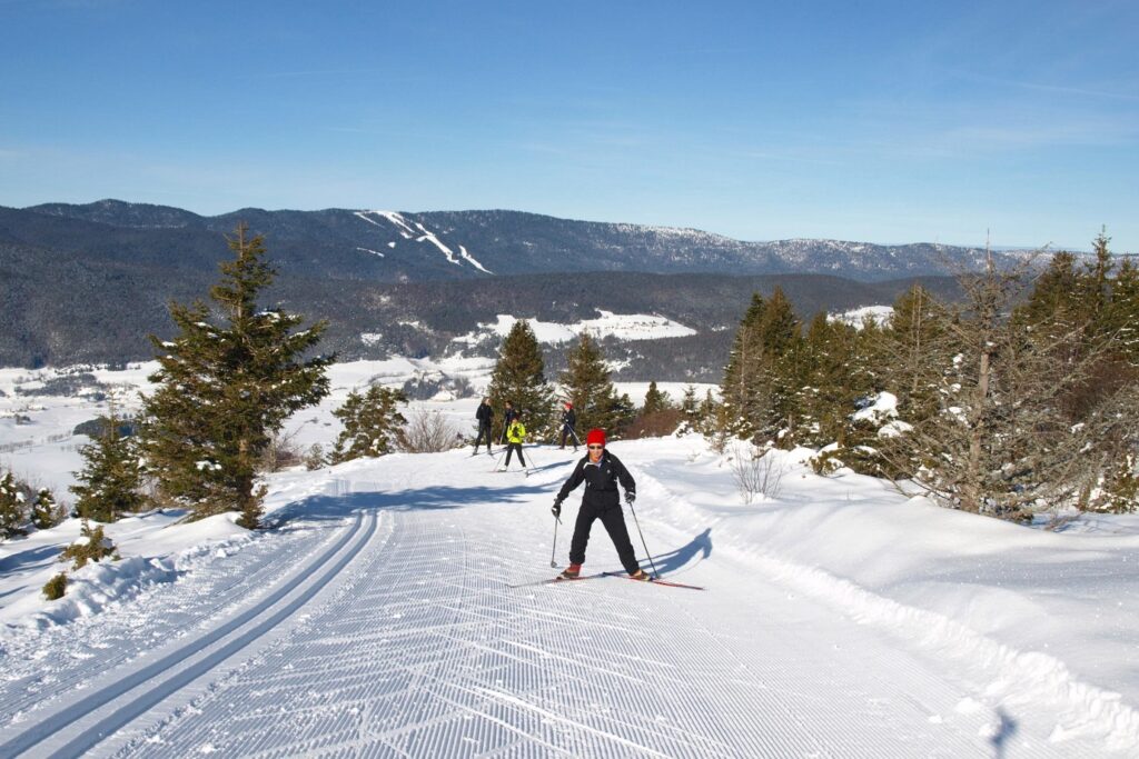 Paysage de montagne avec une personne en train de faire du ski de fond dans le Vercors avec un guide