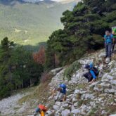 Groupe de randonneurs sur un sentier de randonnée avec leur guide dans le Vercors