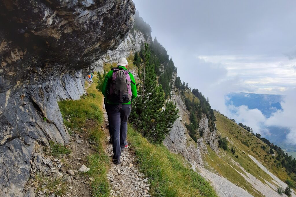 Groupe de randonneurs sur un sentier escarpé a flanc de montagne dans le Vercors