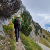 Groupe de randonneurs sur un sentier escarpé a flanc de montagne dans le Vercors