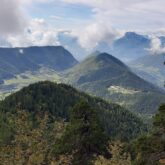 Paysage de montagne avec différents sommets et vallées recouverts d'arbres verdoyants dans le Vercors.