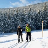 Deux randonneurs sur un sentier de ski de fond avec leur guide dans le Vercors