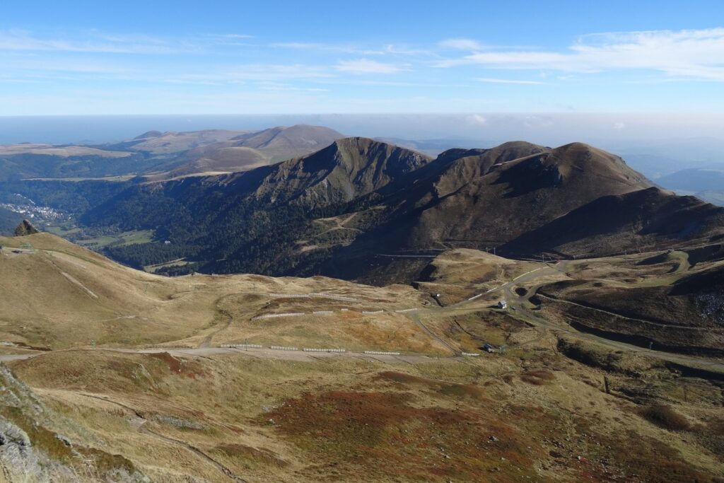 Paysage de montagne en Auvergne avec des volcans de la zone
