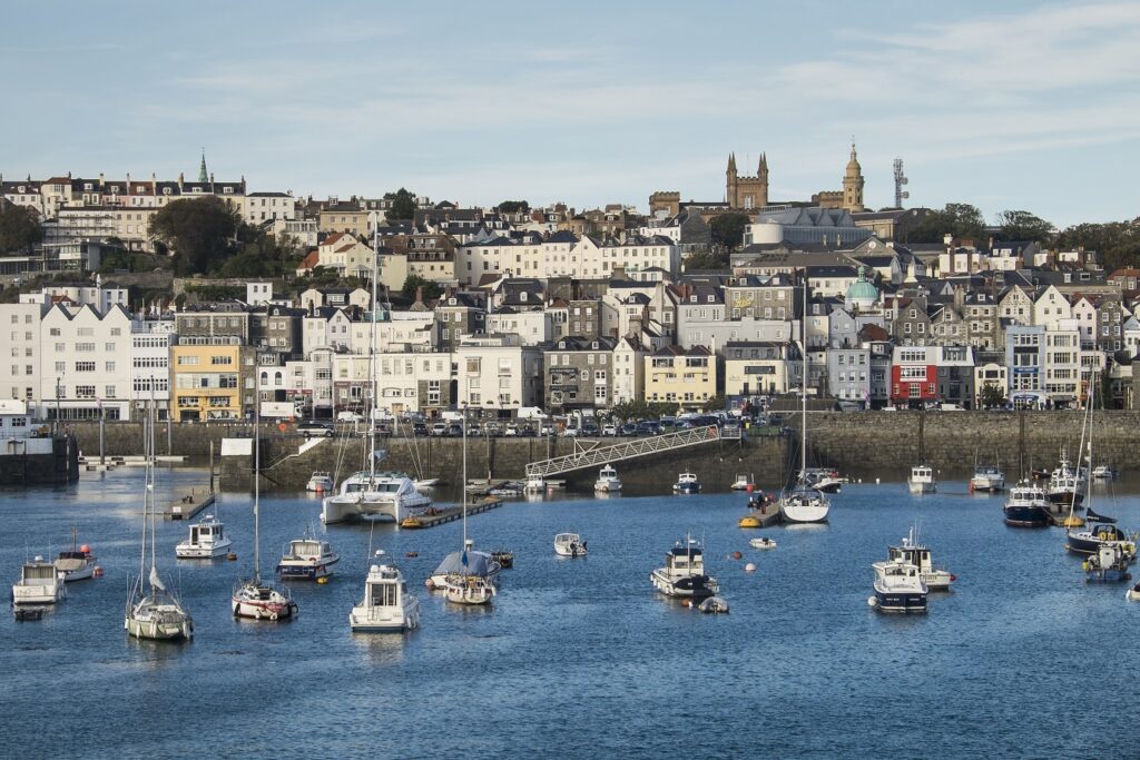 Vue sur le port d'une des îles avec de nombreux bateaux accostés et la ville en arrière-plan