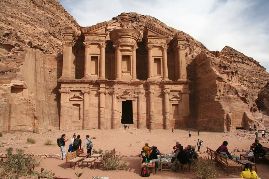 Groupe de randonneurs face à un monument dans le désert du Wadi Rum