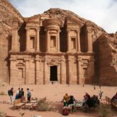 Groupe de randonneurs face à un monument dans le désert du Wadi Rum