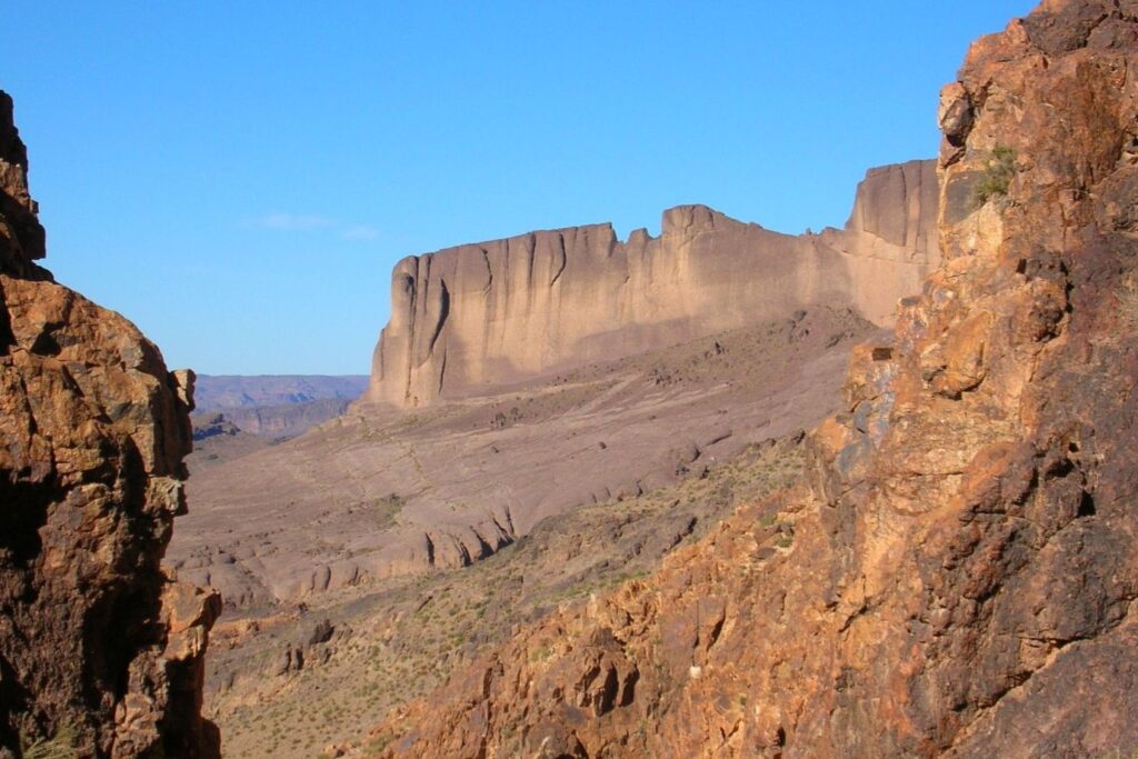Vue sur une falaise désertique djebel Saghro