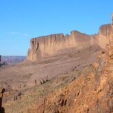 Vue sur une falaise désertique djebel Saghro