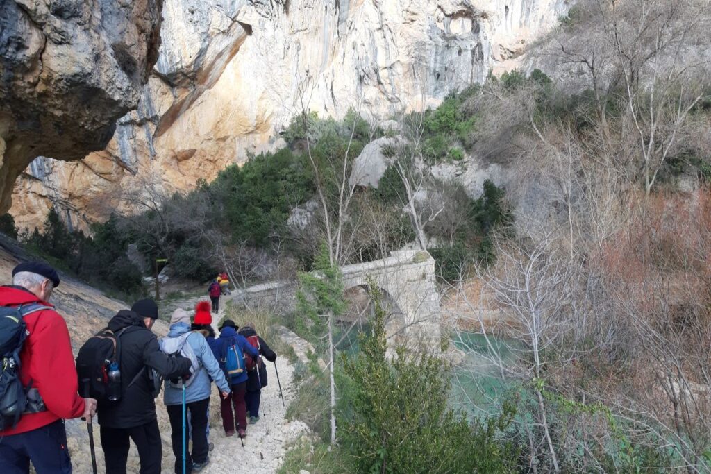 Groupe qui marche sur un sentier au bord d'une étendue d'eau