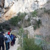 Groupe qui marche sur un sentier au bord d'une étendue d'eau