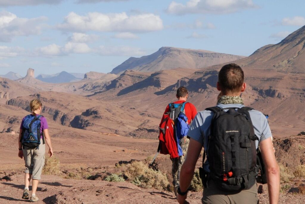 Groupe de randonneurs qui regardent les montagnes désertiques du djebel Saghro devant eux