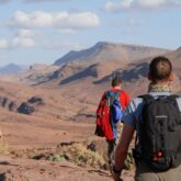 Groupe de randonneurs qui regardent les montagnes désertiques du djebel Saghro devant eux