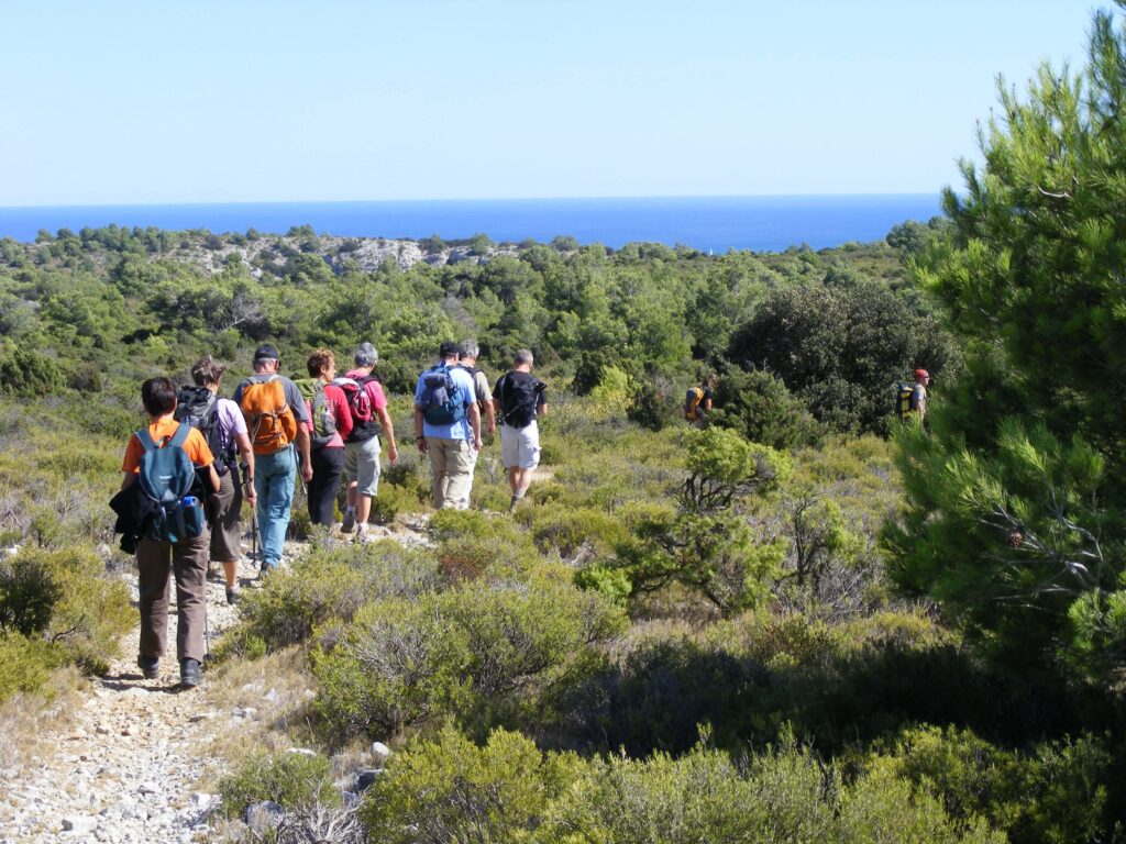 Groupe de randonneurs face à la mer sur le réveillon à Narbonne