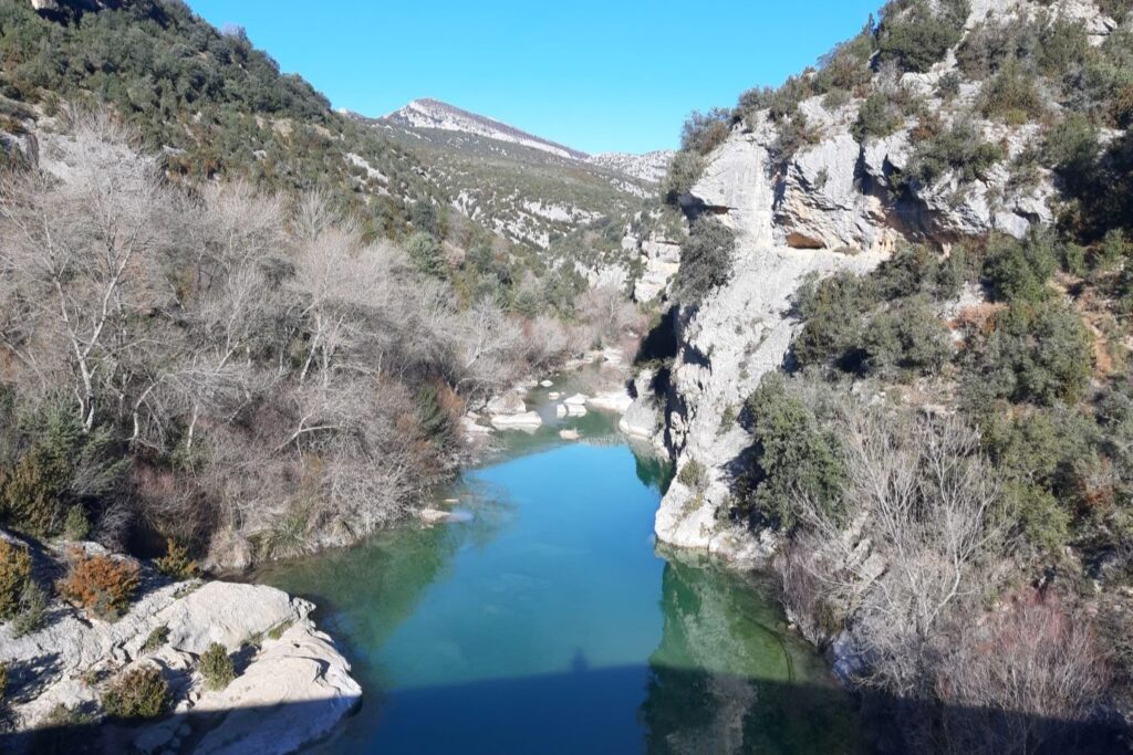 Une sierra de couleur bleu/vert entre deux montagnes