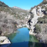 Une sierra de couleur bleu/vert entre deux montagnes
