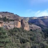 Falaise en Sierra de Guara avec une foret en contre-bas