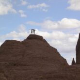 Deux personne sont tout en haut sur une montagne dans le désert Saghro et se tiennent par le cou
