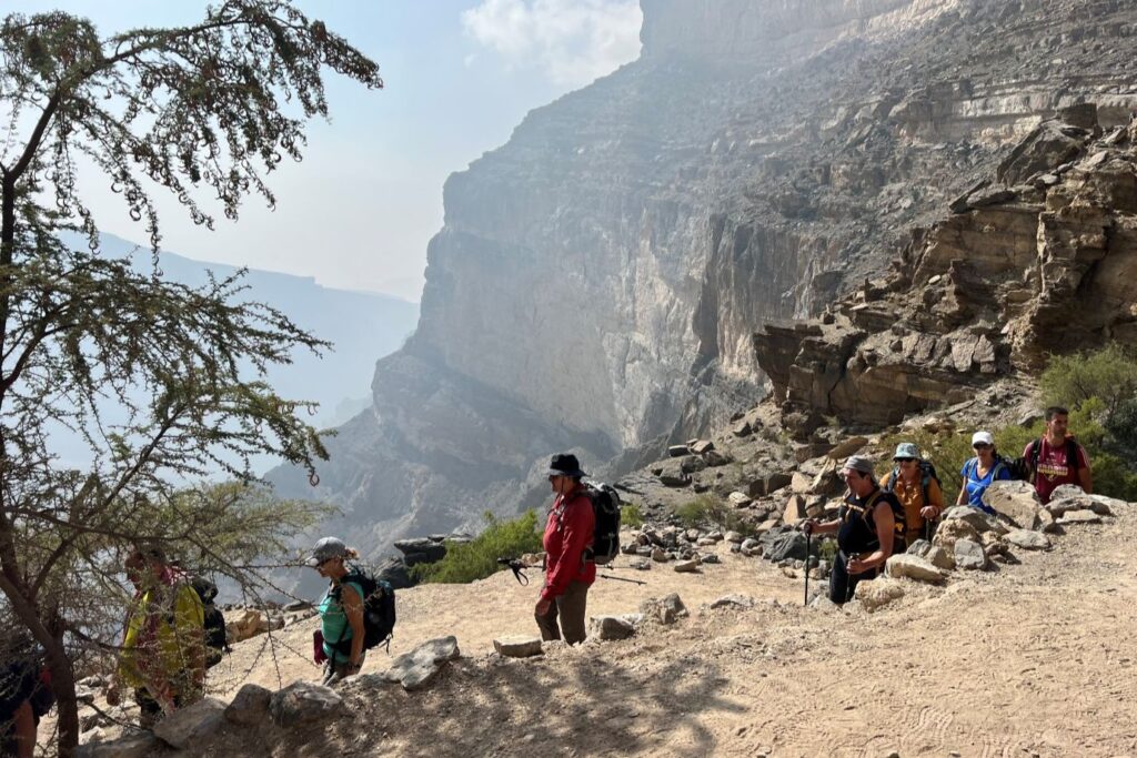 Randonneurs qui marchent au bord d'une falaise