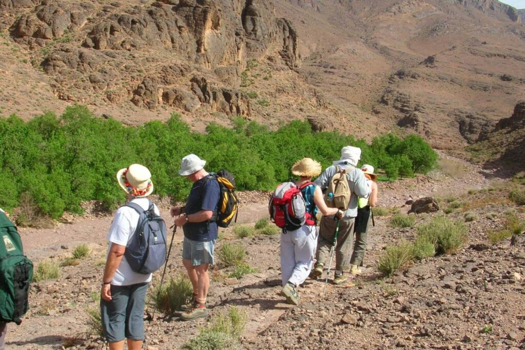 Groupe de randonneurs sur un sentier dans le désert Saghro