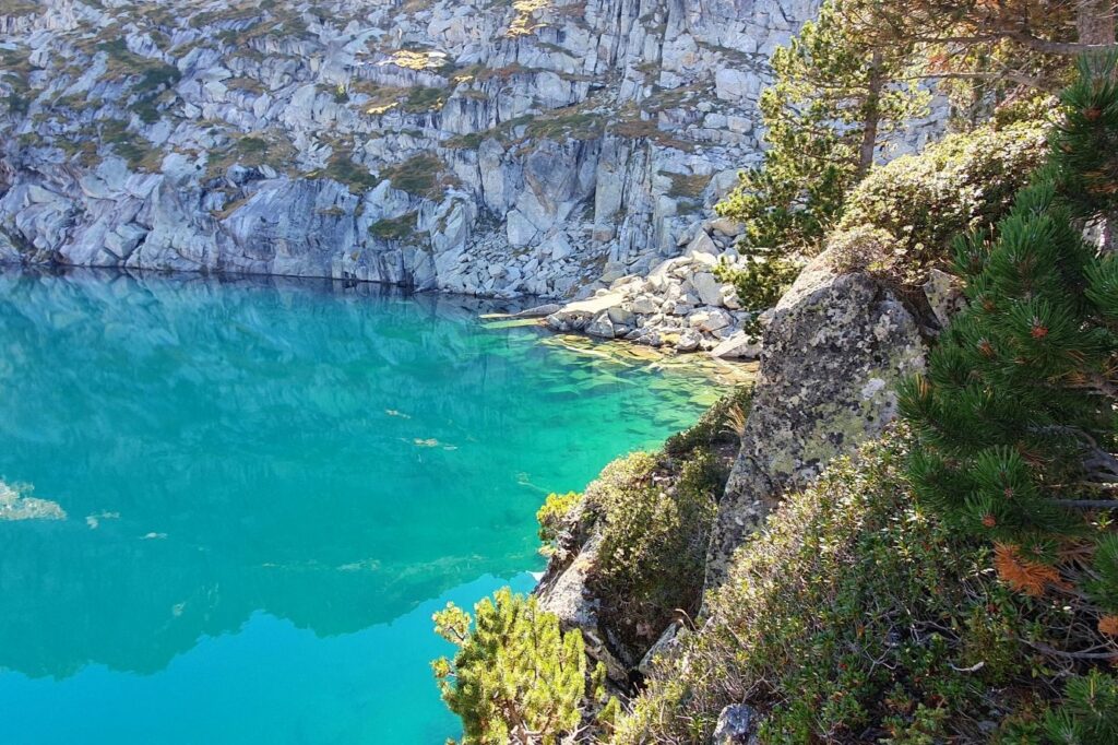 Lac bleu turquoise dans le massif des encantats.