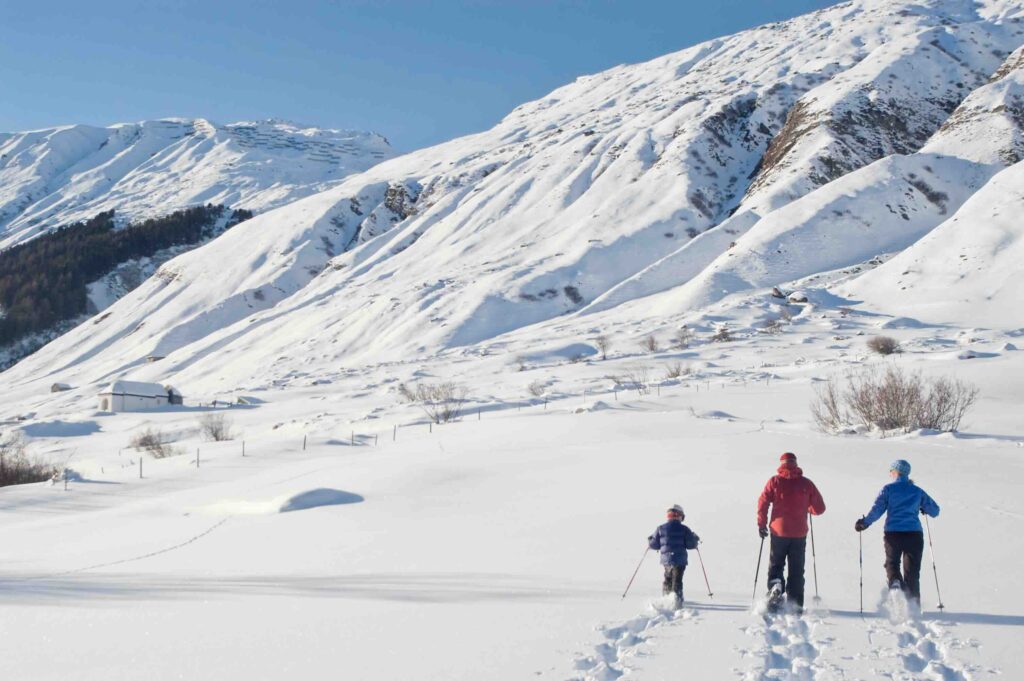 Famille en raquette dans les Pyrénées en France