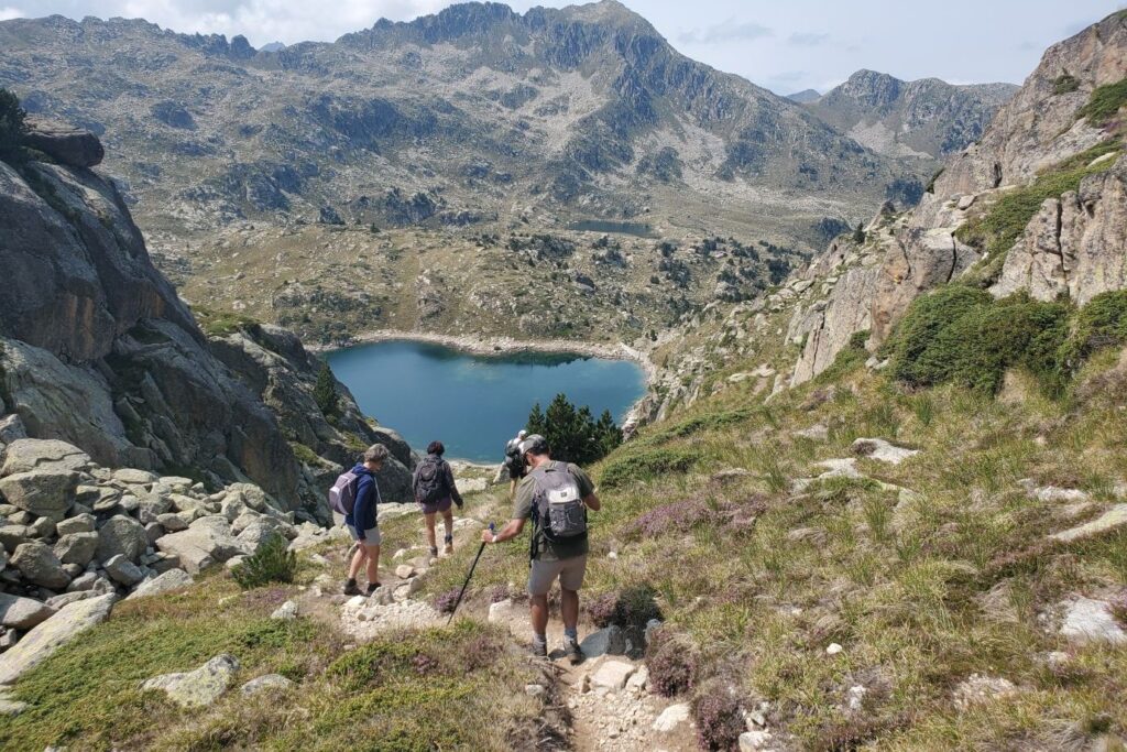 Groupe de randonneurs marchant vers un lac dans les encantats.