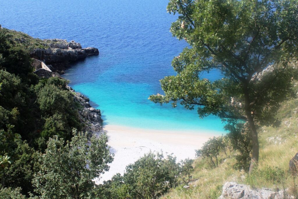 Plage à l'eau bleu turquoise sur la côte albanaise.