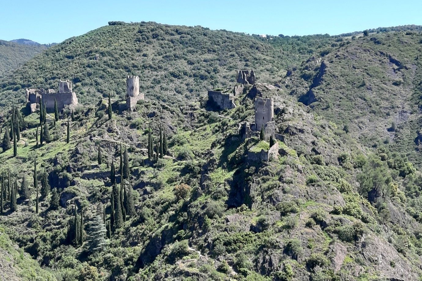 chateaux Lastours Jolie vue sur les châteaux de Lastours.
