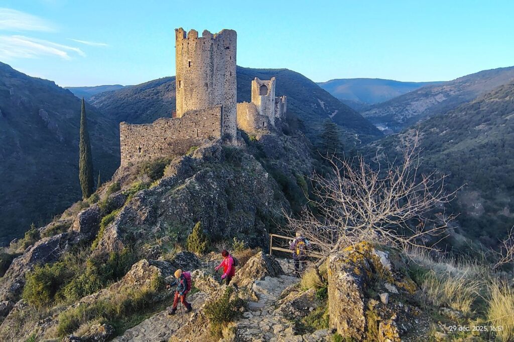 Groupe de randonneurs devant les châteaux de Lastours.