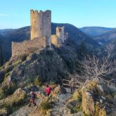 randonneurs-devant-chateaux-lastours