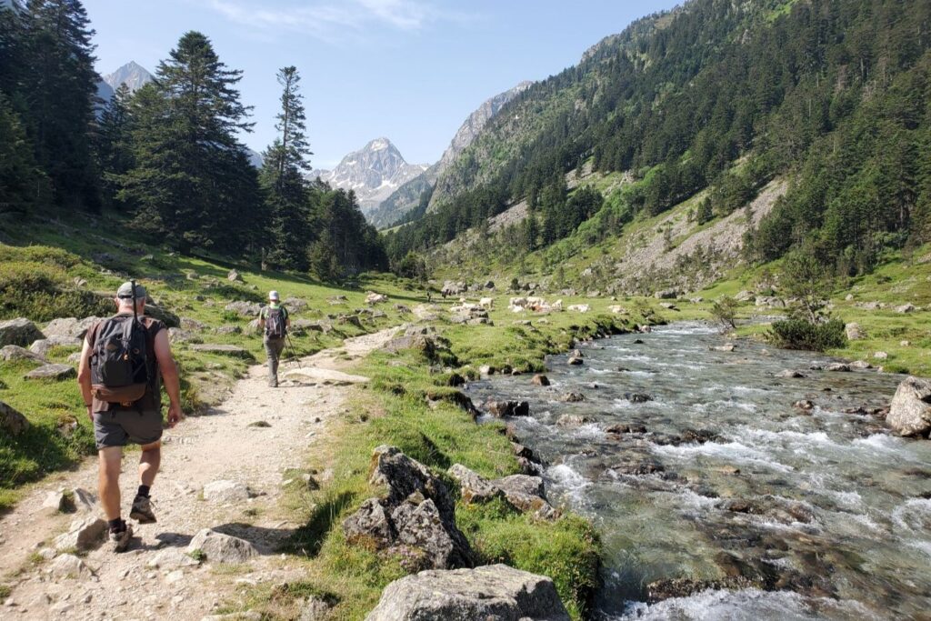 Groupe de randonneurs sur le chemin du lac de Gaube