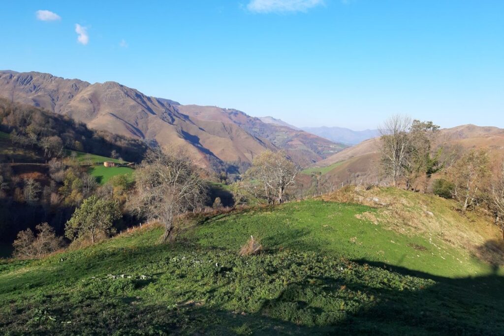 Paysage vallonée sur le sentier du GR10 entre Hendaye et Saint Jean Pied de Port