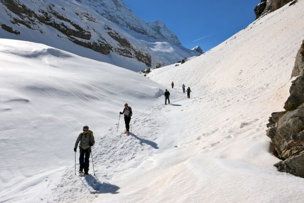 Groupe de randonneurs en raquettes qui reviennent du cirque de Gavarnie