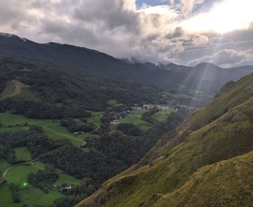 Paysage montagnard du Pays Basque avec des éclaircies dues à la période estivale