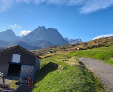 Paysage d'un sommets dans les Pyrénées, avec une cabane devant