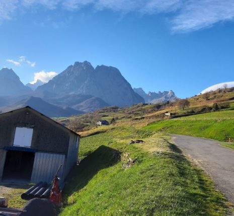 Paysage d'un sommets dans les Pyrénées, avec une cabane devant