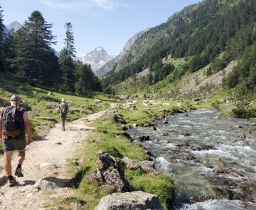 Groupe de randonneurs sur le chemin du lac de Gaube