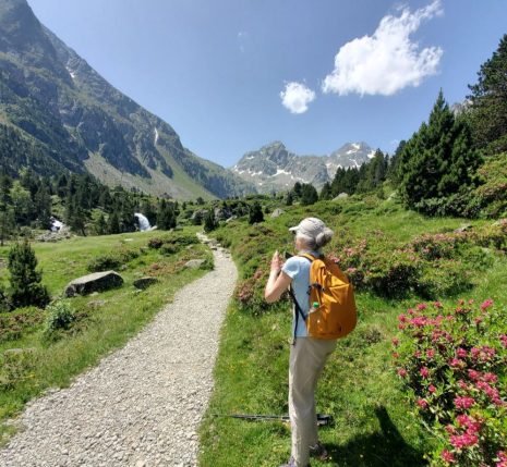 Randonneuse sur un chemin, prenant des photo du paysage dans la vallée de Cauterets