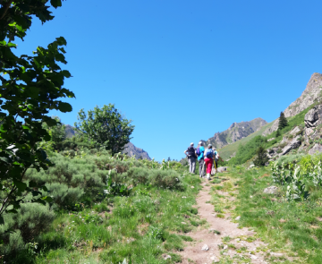 Groupe de randonneurs sur un sentier du GR10 au cours de l'étape 5 entre Bagnères-de-Luchon et Aullus-les-Bains