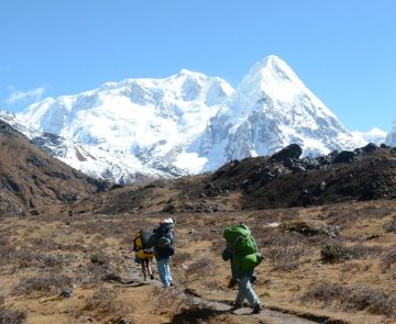 Groupe de randonneurs lors d'un trek dans les montagnes Népalaises.